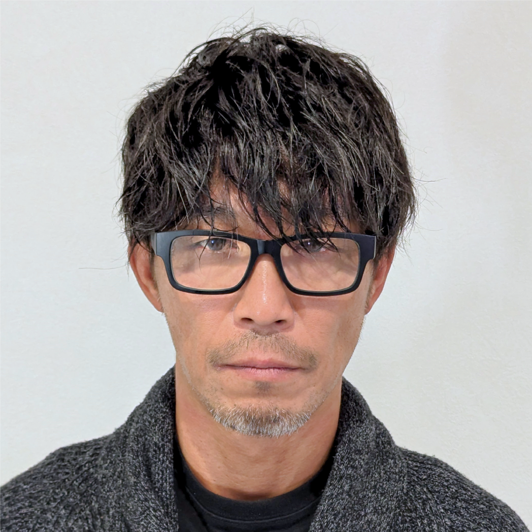 メンズウィッグ・かつら着用後写真【白髪MIX 無造作パーマスタイル】